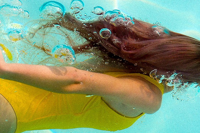 Schwimmende Frau